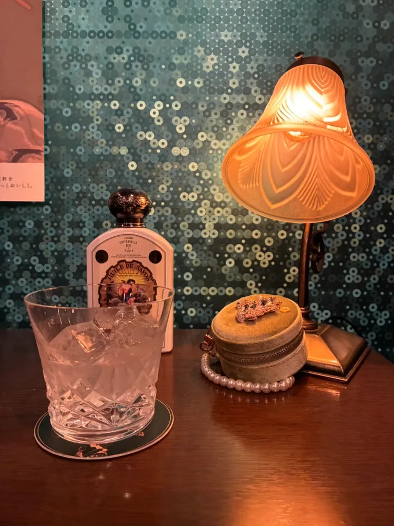 椿の店内で、アンティークランプのそばに置かれた氷入りのグラス